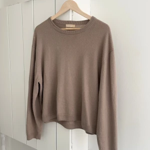 Beige kashmirtröja från H&M - Supermjuk beige finstickad kashmirtröja från H&M med rund hals och ribbade muddar. Materialet är 100% kashmir, och passar både S och M beroende på hur loose man vill att den ska sitta ☺️
