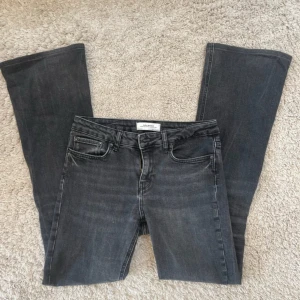 Svarta Lågmidjade jeans - Svarta Lågmidjade jeans som inte passar, utan defekter. 