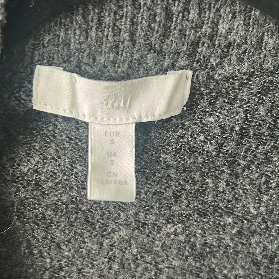 Mörkgrå stickad kofta från H&M - 1