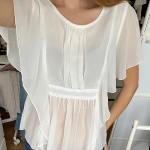 Vit blus - Jättefin vit blus/topp med volanger💗