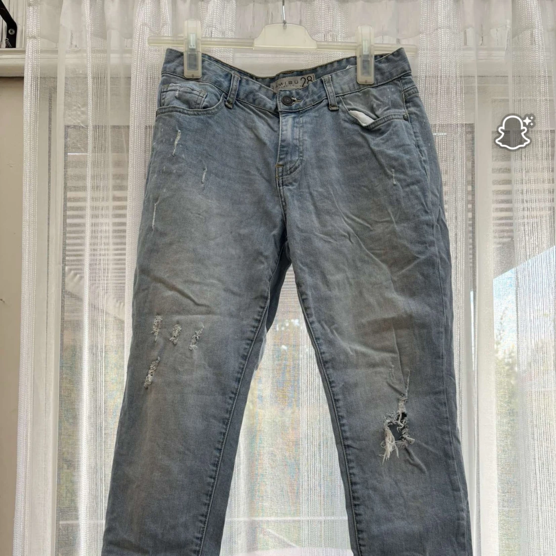 Ljusblå slitna jeans från Amisu