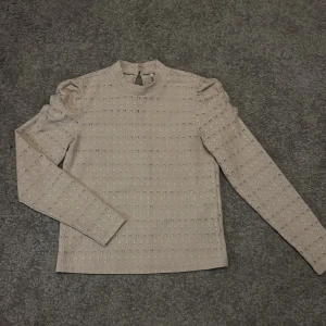 Långärmad tröja från Only - Säljer denna pågrund av att den är för kort i ärmarna. Har använts fåtal gånger och därmed inga defekter som jag kan hitta. Som ny.