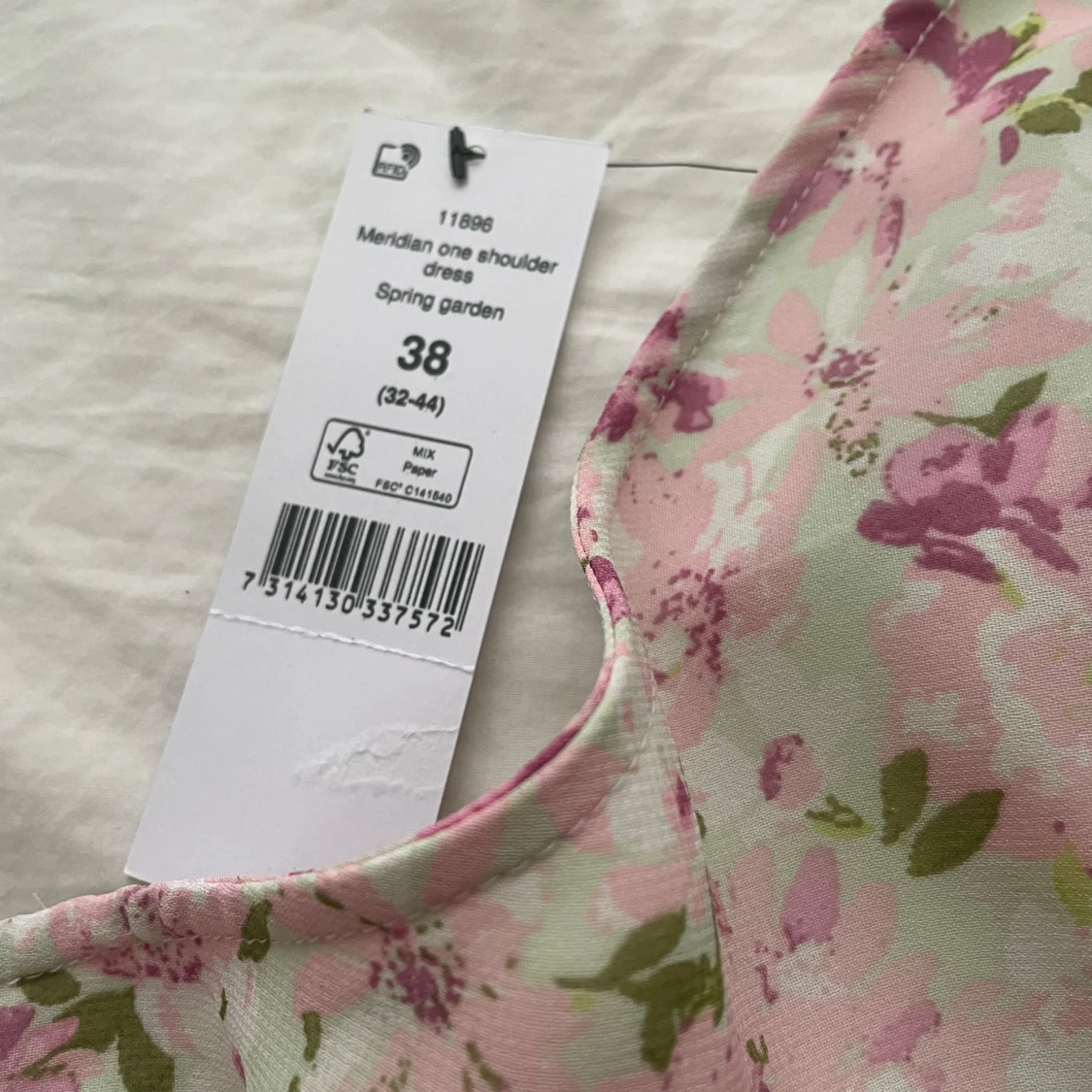 Blommig one shoulder klänning - 1