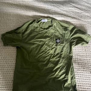Stone island t-shirt - Säljer denna snygga t-shirt från stone island! Använd fåtal gånger! Finns ett litet hål i ryggen därav är priset sänkt! Ny pris cirka 1500kr, mitt pris 700kr.