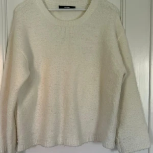 Vit stickad tröja från Bik Bok - Mysig vit stickad tröja från Bik Bok med rund halsringning och långärmad modell. Perfekt för lager-på-lager och passar till både jeans och kjol. Enkel och stilren design som funkar till många outfits. Den är lite nopprig därav priset. 🤍🤍🤍