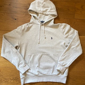 Ralph Lauren hoodie - Mycket fint skick utan defekter. Storlek M, sitter perfekt på mig som är cirka 181 cm.  Kom gärna med prisförslag eller andra frågor!