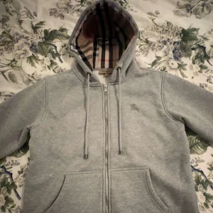 Burberry kofta  - Burberry kofta i storlek M