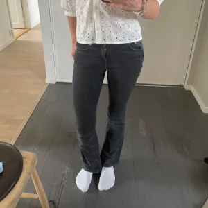 Svarta bootcut jeans från 157  - Säljer ett par svarta bootcut jeans från 157 i storlek XXS med kort längd. Passar till mycket och är i bra skick🫶