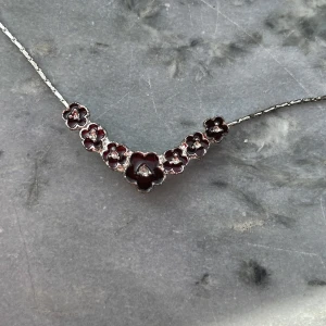 Stilrent halsband - Silverfärgat halsband med blommor💕