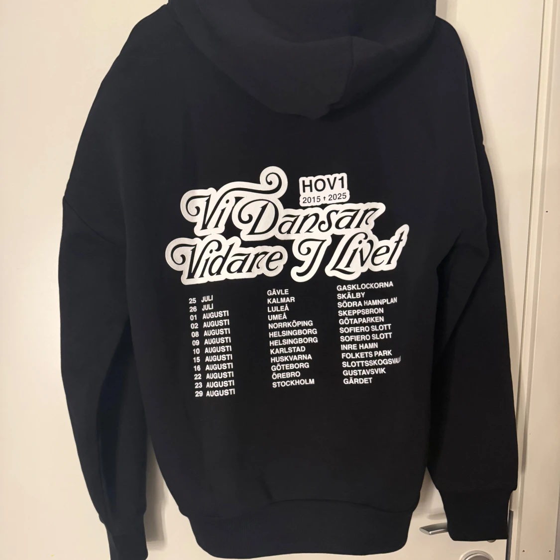 Hov1 merch svart hoodie  - 1