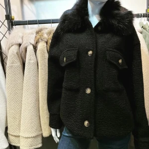 svart jacka med päls  - säljer min jätte snygga jacka ifrån chelsea då den tyvärr inte kommer till användning. One size men passar nog xs-m, skriv vid fler frågor eller bilder ❣️