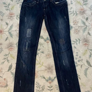 ZATAN super lågmidjade Jeans  - Mått: midja- 36cm, Innerbens längd- 78cm, Gylf- 12cm❣️ Strait passform. Midjan är insydd på både sidorna men går att sprätta upp. 