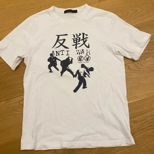 Vit Anti War t-shirt från Undercover - Säljer en as snygg vit t-shirt från Undercover i storlek S, priset går att diskutera