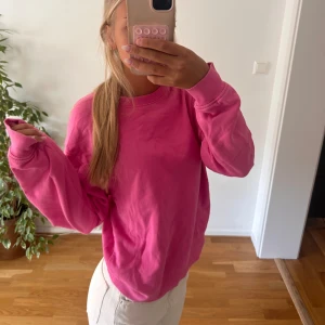 Rosa sweatshirt  - Rosa sweatshirt från cubus. Säljer då den inte kommer till användning. Bra skick