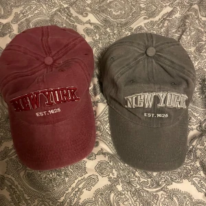 New york kepsar - Säljer 2 new york kepsar som ej kommer till användning, säljer varsin styck 100kr!!
