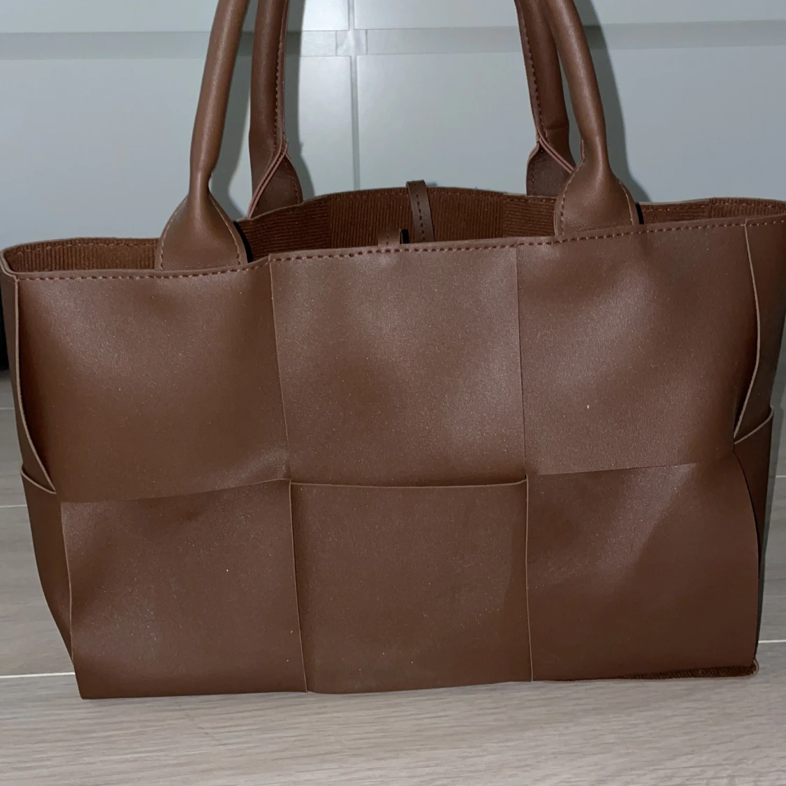 Brun shoppingväska i flätad skinnlook