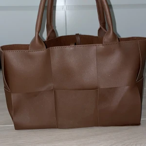 Brun shoppingväska i flätad skinnlook - Brun bottega liknande väska. Rymmer mycket