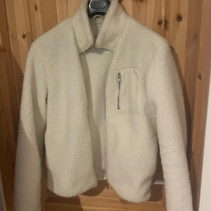 Vit teddyjacka från Jack & Jones S - Säljer en teddyjacka från Jack & Jones i storlek S. Ganska stor för att vara S. Bra skick, använd kanske 10-15 gånger