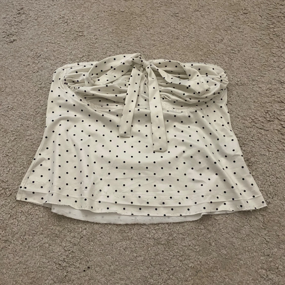 Vit prickig bandeau tubtopp med knyt