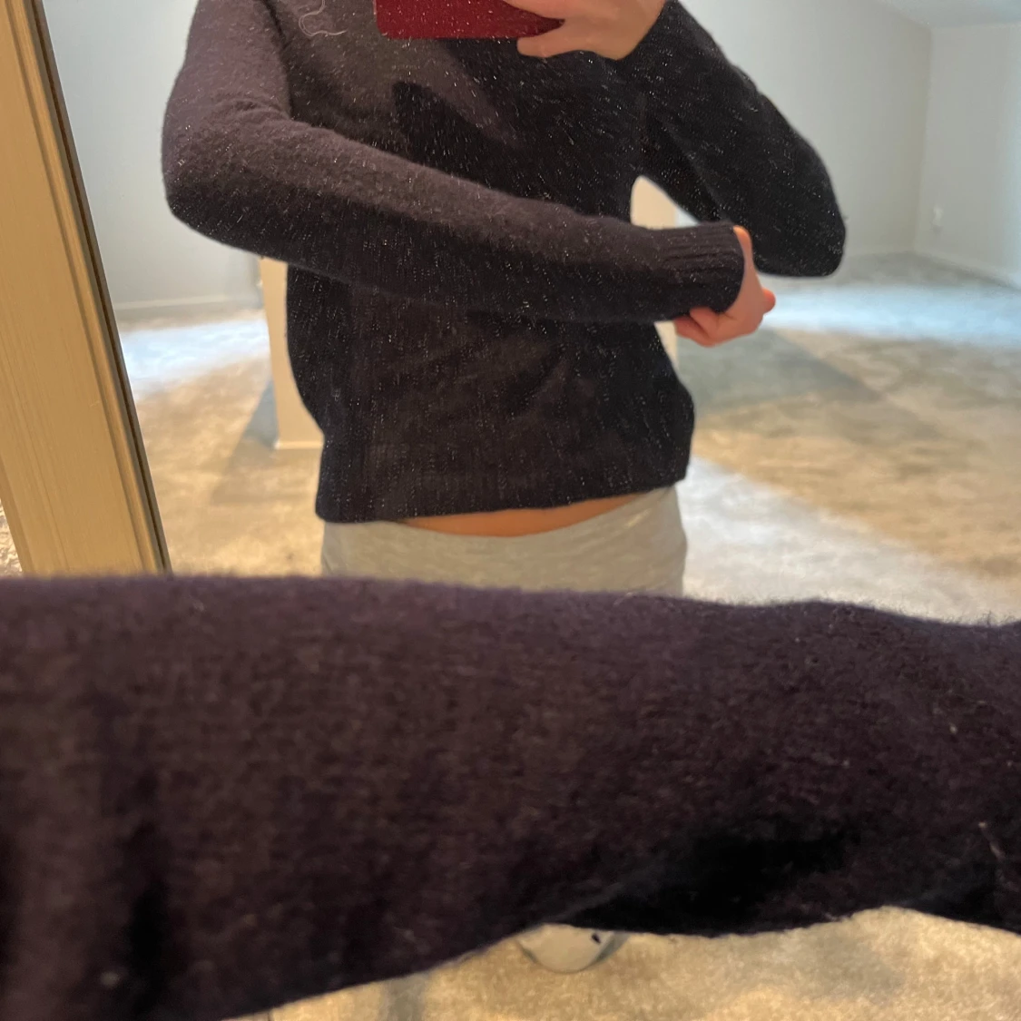 Mörkblå stickad tröja med lång ärm - 1