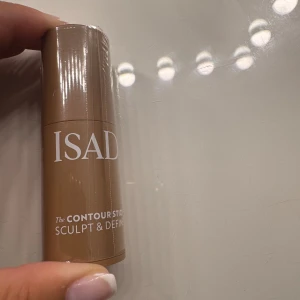 IsaDora Contour Stick Dark Almond - IsaDora The Contour Stick i färgen 34 Dark Almond är en krämig contourstick som gör det enkelt att skulptera och definiera ansiktet. Färgen är en varm, mediumbrun ton och förpackningen är cylinderformad i plast. Produkten är vegansk, parfymfri och dermatologiskt testad. Den är använd litegrann men mycket är kvar!