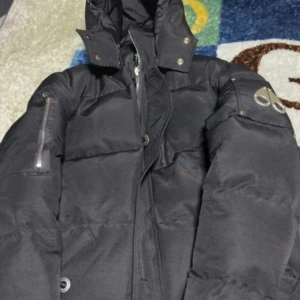 Svart dunjacka Moose Knuckles - Säljer en svart dunjacka från Moose Knuckles.