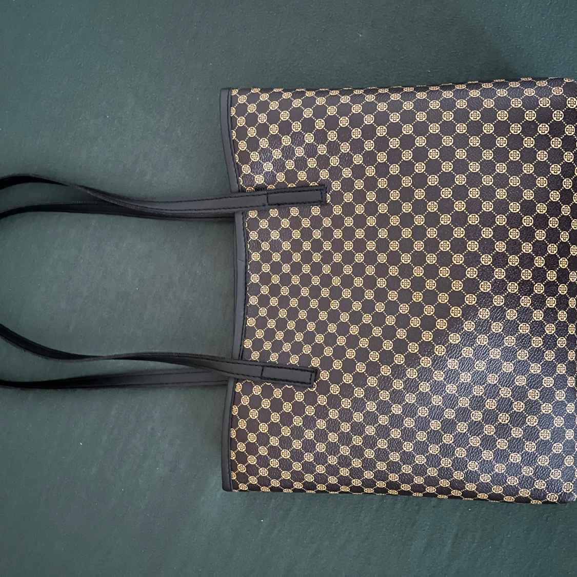 Svart och guldmönstrad axelväska - 2