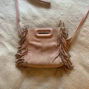 Rosa Maje väska - Säljer min Maje väska i den lilla modellen, köpte den på plick 2023 för 1200 men har används en hel del! Den är lite smutsig därav säljer jag billigt 