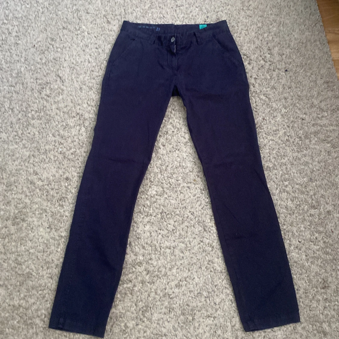 Mörkblå chinos från Replay