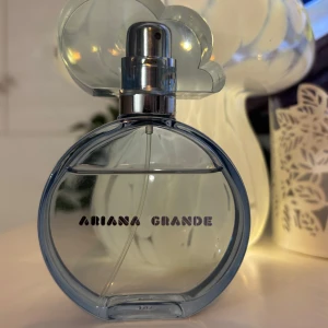 Ariana Grande Cloud parfym - Superfin parfym från Ariana Grande i modellen Cloud. Flaskan är rund och genomskinlig med blå toner. Perfekt för dig som gillar söta och fräscha dofter. Används inte längre💗