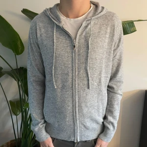 Kashmir/Merino Hoodie - En riktigt snygg kashmir/Merino Hoodie! Storlek S, modellen är 177 cm lång. Helt ny, inga defekter! Hör av dig vid intresse😊