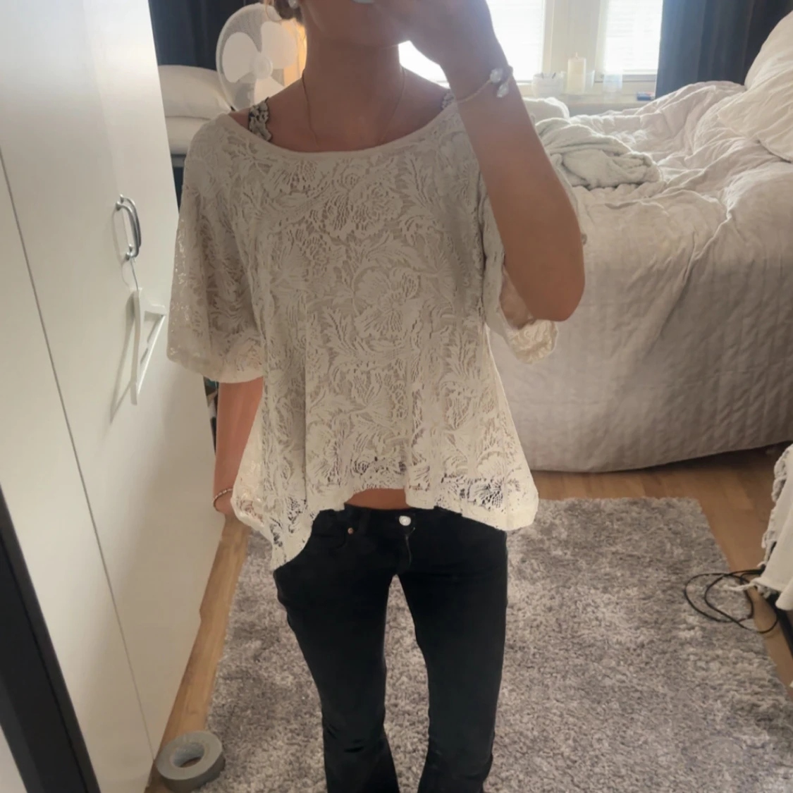 Vit spetsblus med vida ärmar - 1