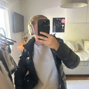 Navyblue dunjacka från Pyrenex - Snygg navyblue dunjacka från Pyrenex med fluffig brun räv fuskpäls på huvan. Jackan har quiltad design, dragkedja framtill, två stora fickor med lock och en patch på ärmen. Perfekt för kalla dagar och riktigt skön att bära.