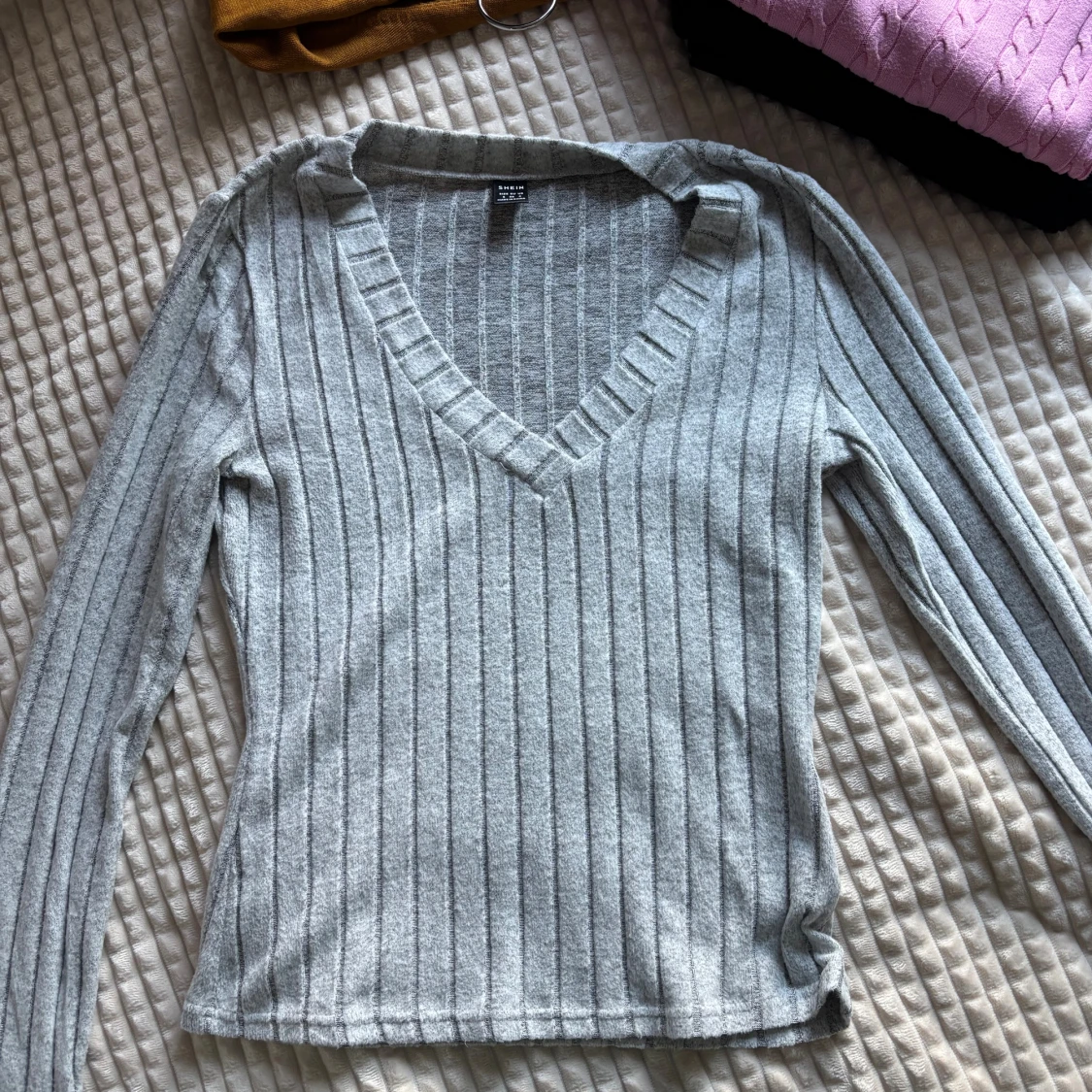 Grå ribbad v-ringad tröja Shein
