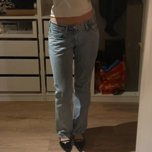 Weekday raka lågmidjade jeans - Ljusblå weekday jeans straight baggy med klassisk rak passform och låg midja. Jeansen har fem fickor, knappgylf och är tillverkade i slitstarkt bomullsjeans. Perfekta för en avslappnad och tidlös look.