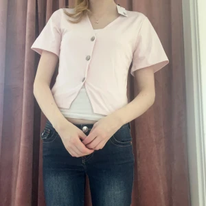 Ljusrosa blus med knappar - Söt ljusrosa topp med prislapp kvar