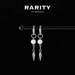 Rory Earring - Silver: Silvriga örhängen med pärlor och nitar  - Snygga örhängen från Rarity of Sweden med silvriga ringar, vita pärlor och spetsiga hängande detaljer. Perfekt för dig som gillar en cool och stilren look med en touch av elegans. Kombinera med dina favoritoutfits för att sticka ut. Örhängena är i rostfritt stål och tål därav av vatten!!