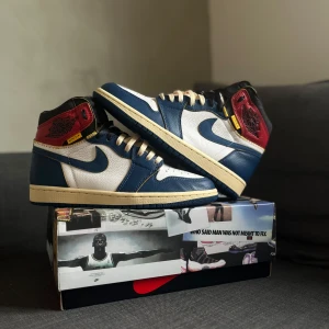 Nike Air Jordan 1 Union LA Blue Toe - Säljer mina gammla Nike Air Jordan 1 Union LA Blue Toe. Material, form och allt annat är ONPOINT, går inte att hitta bättre. Säljer då dessa är långt ifrån min storlek och därmed inte kunnat användas. Pris går alltid att diskuteras och om fler bilder lnskas är det inga problem att höra av sig😊🙃