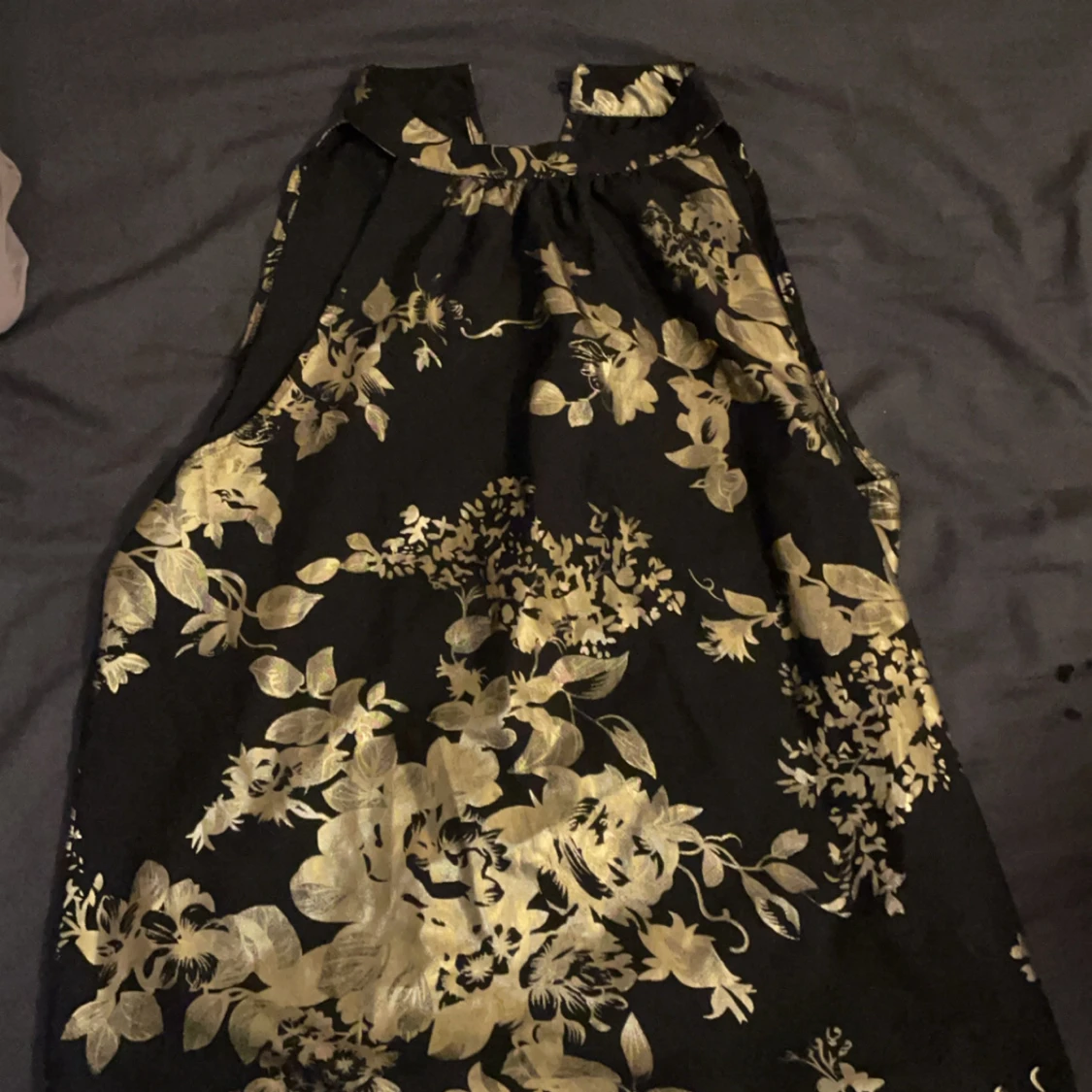 Svart och guld blommig festtopp