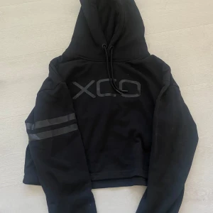 Kroppad Hoddie - Tränings hoddie men funkar också till vardags! I storlek L men skulle mer säja storlek S/M.