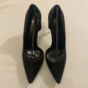 Svarta klackskor - Svarta klackskor i storlek 39. Endast testat, mycket bra skick.