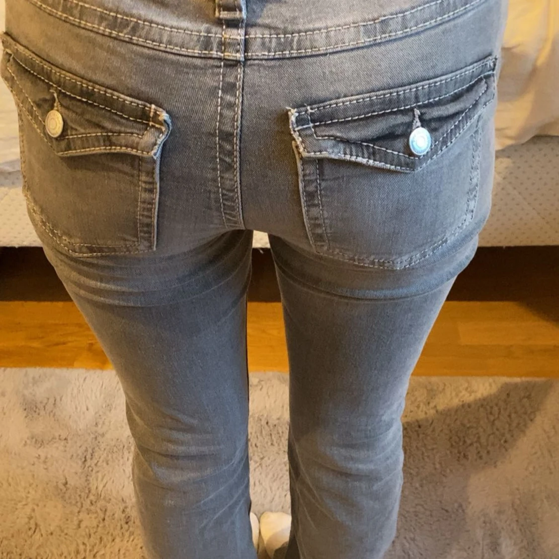 Grå bootcut jeans  - 2