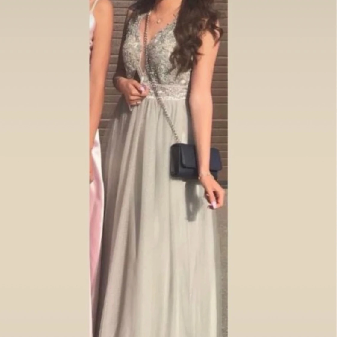 Ljusgrå balklänning med spetsdetaljer - 1