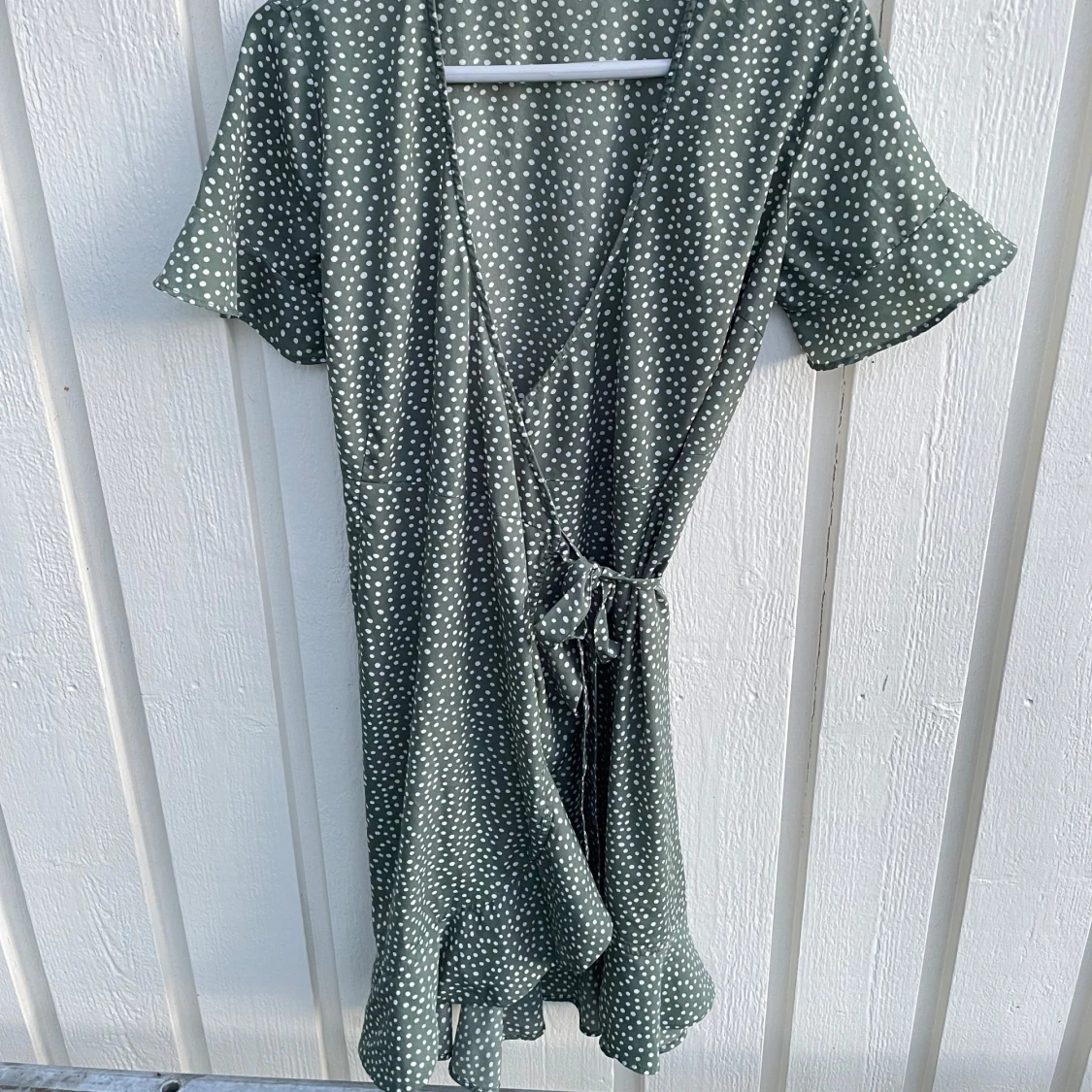 Grön prickig omlottklänning med knyt