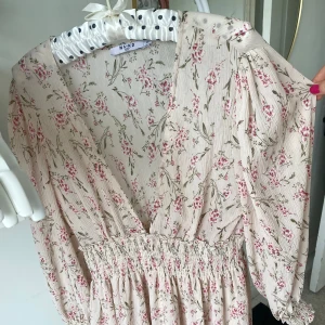 Klänning - Jättefin sommarklänning som ursprungligen är från NAKD. Använt ett par gånger men har inga defekter. Sitter lite tajtare i midjan och handlederna så den har lite figur. Stolen 42 men skulle snarare säga att den är M.