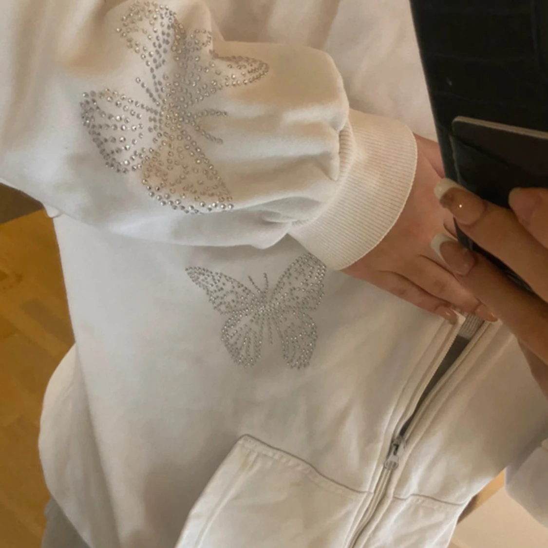 Vit hoodie med strassfjärilar - 1