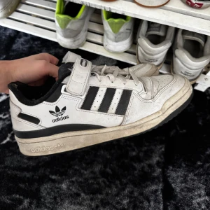 Adidas Forum använt skick  - Adidas Forum sneakers i vitt och svart. Strl 42. Använt skick men kan bli fina om man rengör dem. 