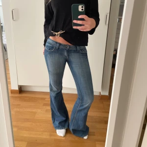 Blå lågmidjade bootcut jeans  - Asfeta lågmidjade flare/bootcut jeans från stradivarius i en sååå nice färg. Jätte low rise o långa! Jättecoola detaljer på rumpan🙌🙌Midjemått 38,5 ish och innerbenslängd 88/89. Någon liten missfärgning på ena benet som man inte tänker på, skickar bild i pm👍🏼