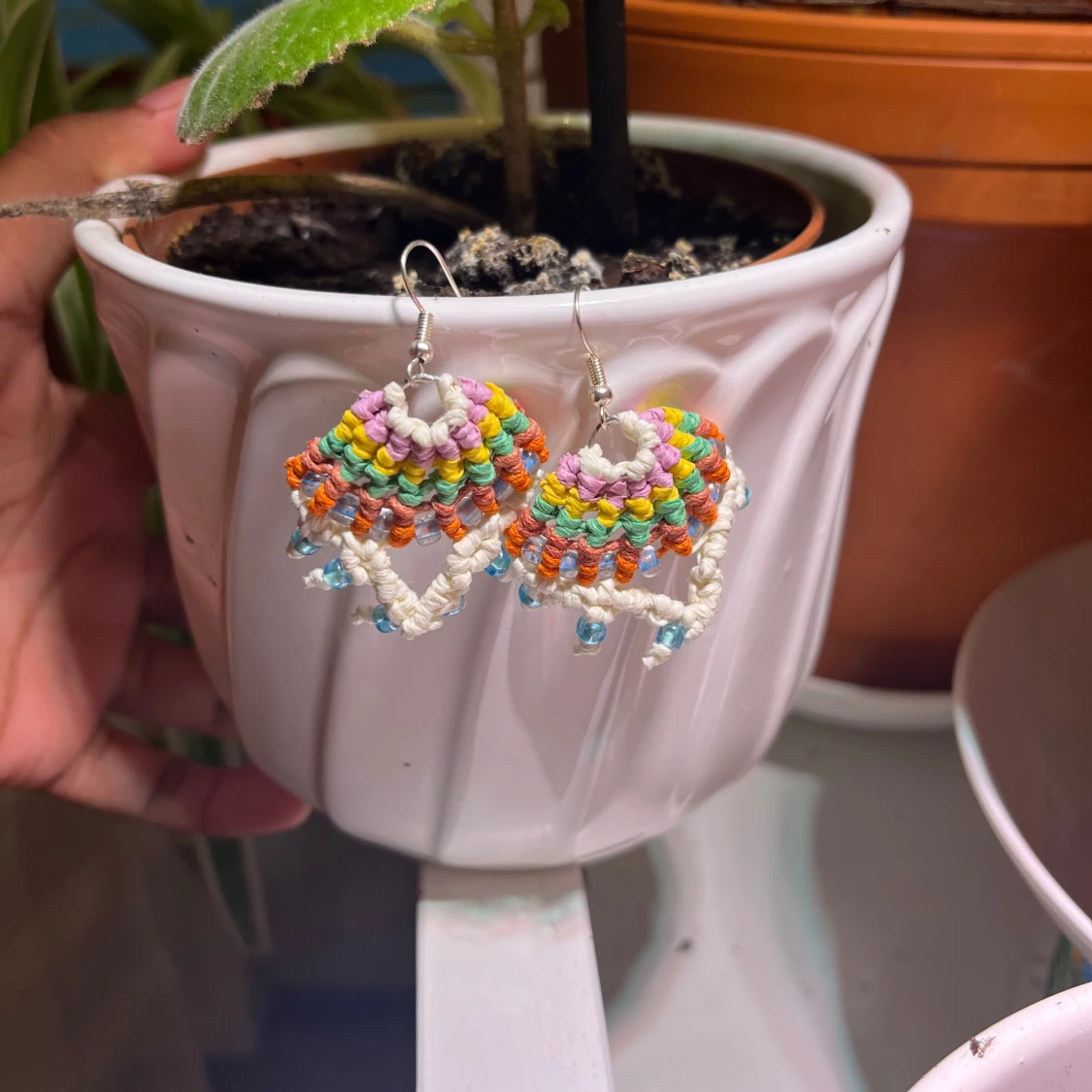 Färgglada handgjorda makraméörhängen