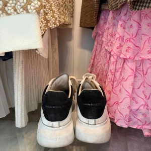 Alexander McQueen vita sneakers - Välanvända, därav priset, mest slitna på insidan. Inte rengjort dem eller så. Går att byta ut delar och skosnören, men men.. tagit bilder på slitagen.